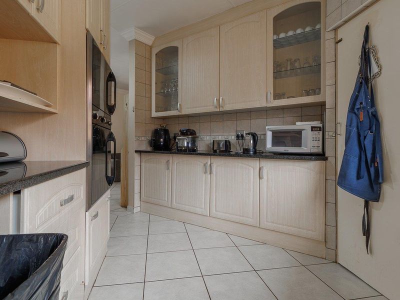 Four bedroom duet with study and potential fifth bedroom - Moreleta Park - Photo 8