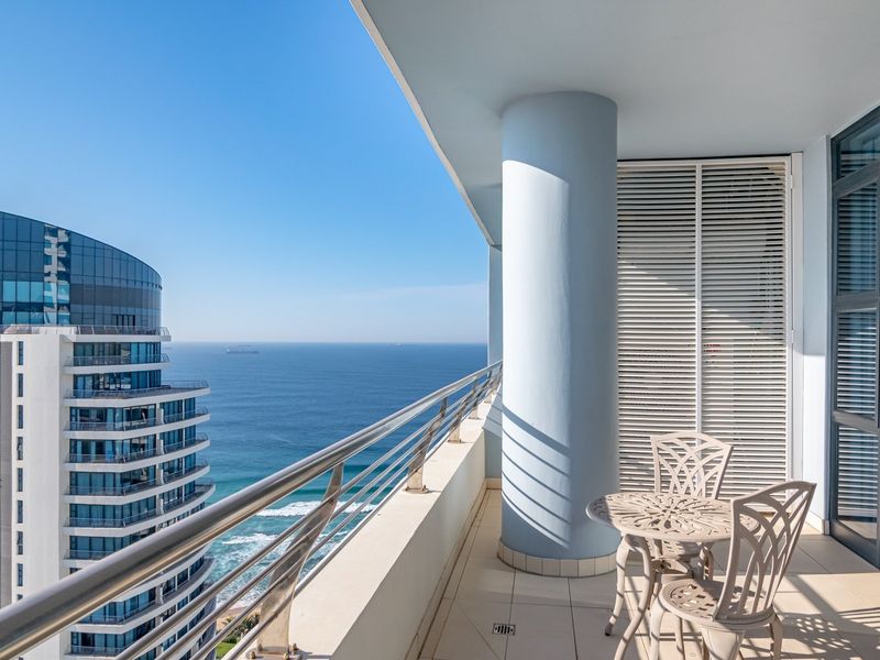 Elegant, easy living with breathtaking view - Photo 2