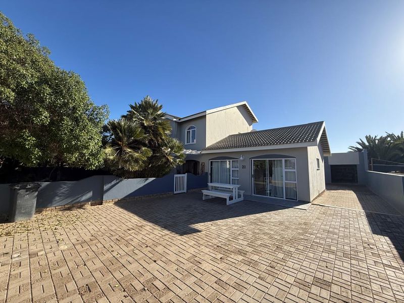 FOR SALE- LARGE 3 BEDROOM HOUSE AND 2 SEPARATE EN-SUITE ROOMS IN HAGE HEIGHTS, SWAKOPMUND, NAMIBIA - Photo 1