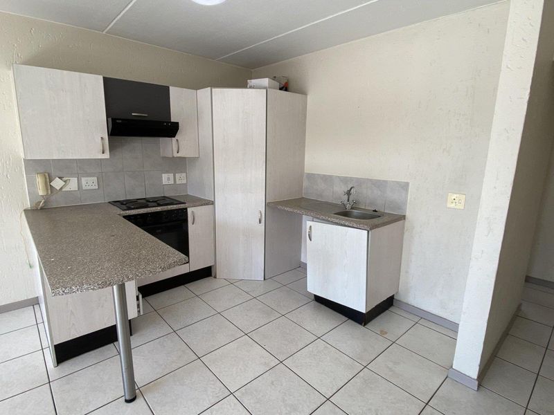 Modern 2-Bedroom Apartment in a Secure Ferndale Complex - Photo 3