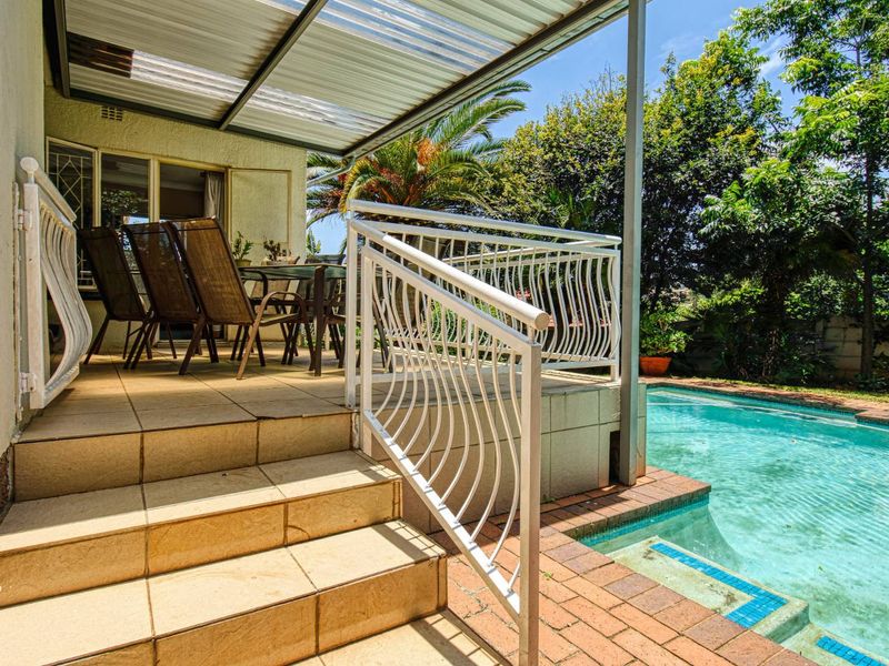 SPACIOUS FAMILY HOME WITH POOL, VIEWS AND POTENTIAL FLATLET - Photo 10