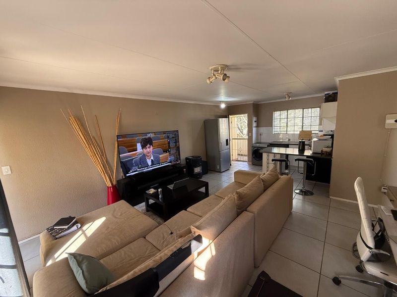 Neat & Spacious First-Floor Stack Unit – Ideal Lock-Up-and-Go Living - Photo 6