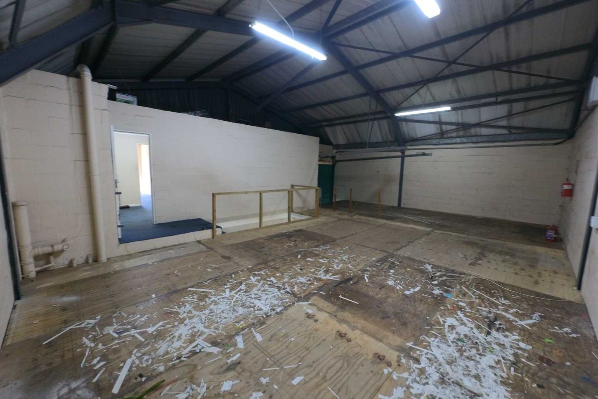 Secure double volume warehouse/offices to let - Montague Gardens. - Photo 5