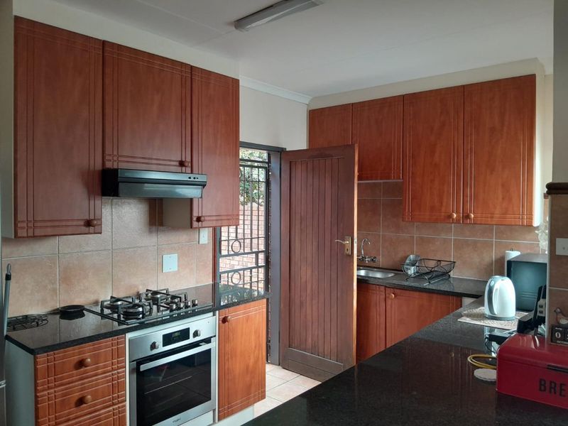 "Spacious Elegance: Immaculate Home with Double Garage!" - Photo 10