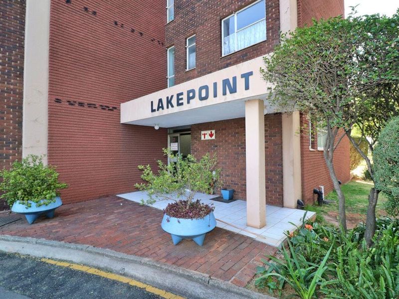 "Sophisticated Living: 2BR, 2BA Paradise with Pool Access!" - Photo 2