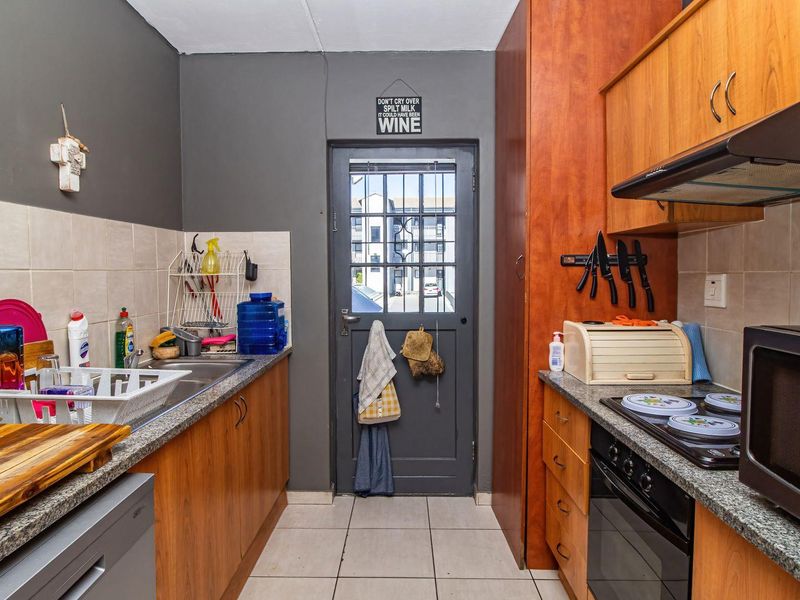 Charming 2-Bedroom Apartment in Secure Complex - Photo 3