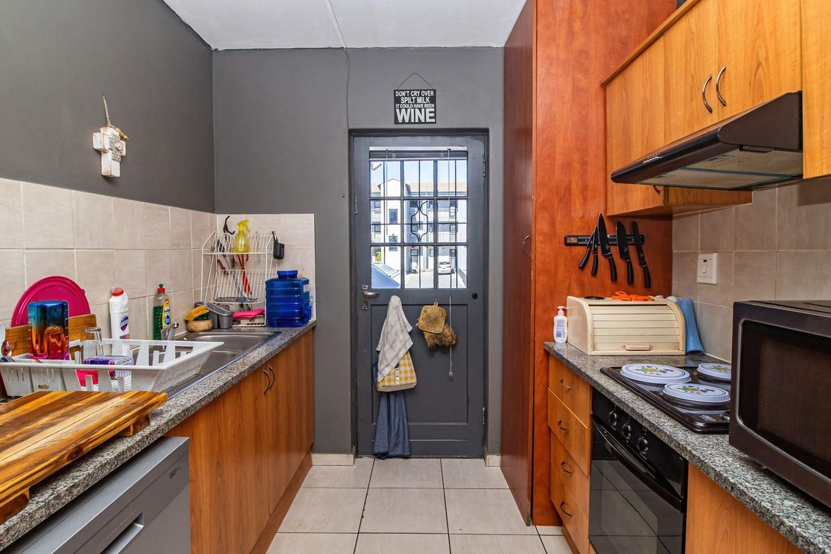 Charming 2-Bedroom Apartment in Secure Complex - Photo 3