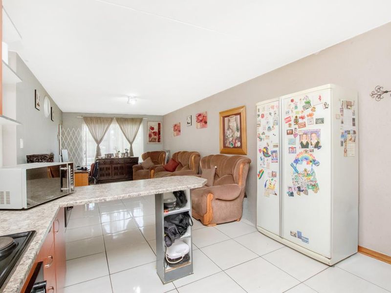 Lovely 2 bedroom 1 bathroom ground floor unit for sale in Weltevreden Park - Photo 5