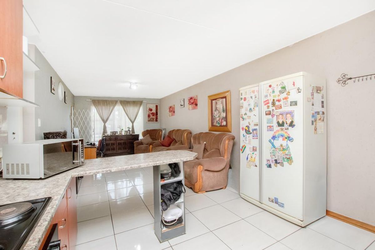 Lovely 2 bedroom 1 bathroom ground floor unit for sale in Weltevreden Park - Photo 5