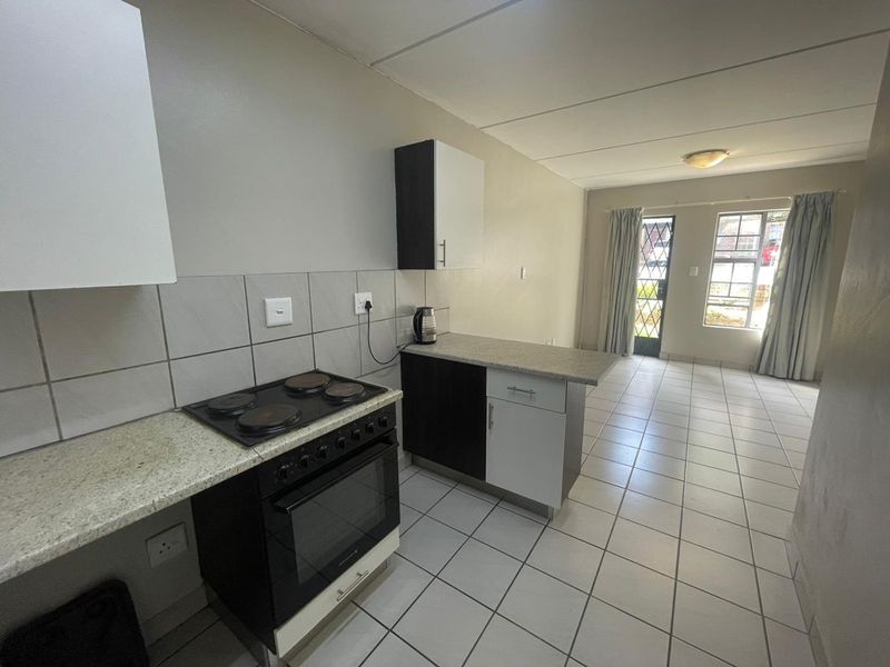 GROUND FLOOR APARTMENT FOR SALE IN ROOIHUISKRAAL NORTH!!! - Photo 2