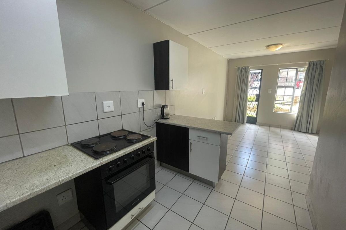 GROUND FLOOR APARTMENT FOR SALE IN ROOIHUISKRAAL NORTH!!! - Photo 2