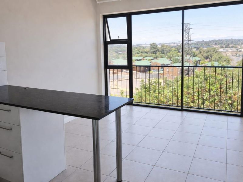 2 Bedroom Apartment For Sale in Oak Glen, Bellville - Photo 2