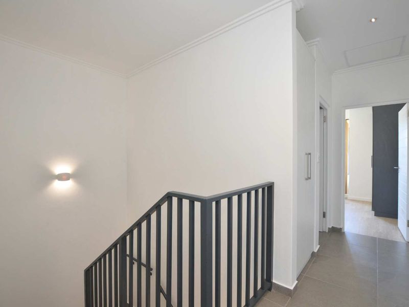 Modern Townhouse For Sale - Photo 8