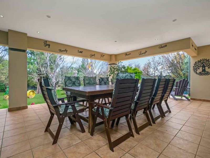 PERFECTLY PRIVATE ENTERTAINER HOME, OOZING WITH CHARACTER AND CHARM WITH A GORGEOUS BREATH-TAKING VIEW - Photo 10