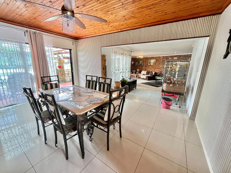 Spacious 3-Bed Home with Private Flatlet in Van Dyk Park! - Photo 5