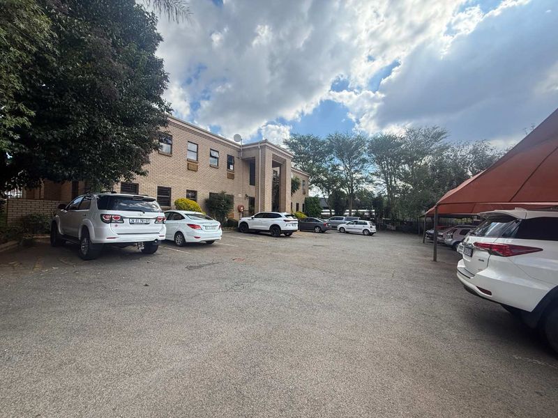 Prime First Floor Office Space To Let – Exceptional Location Next to Hillfox - Photo 2