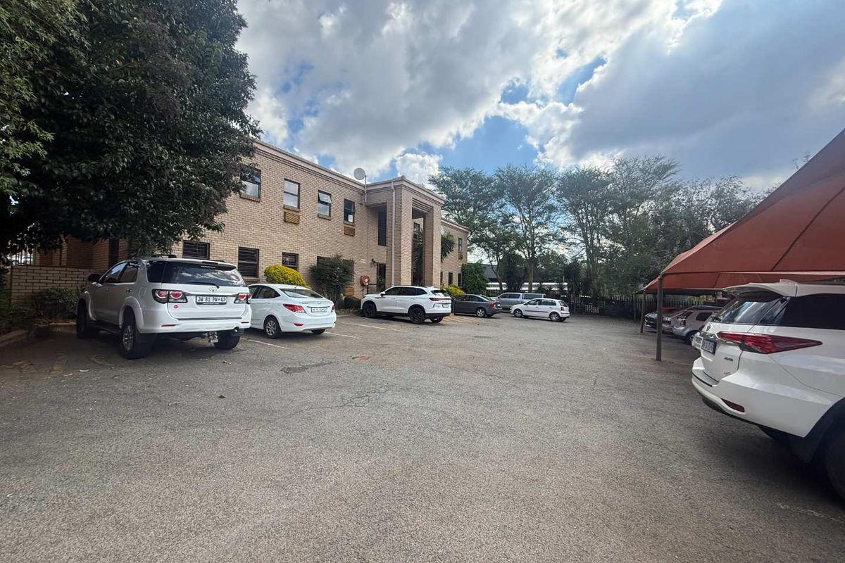 Prime First Floor Office Space To Let – Exceptional Location Next to Hillfox - Photo 2