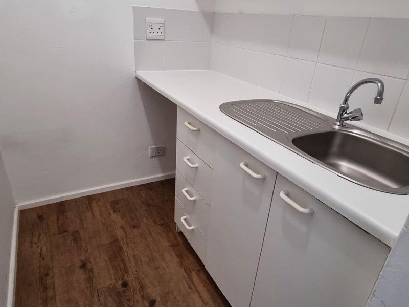 Spacious Ground Floor Office in Westlake - Photo 9