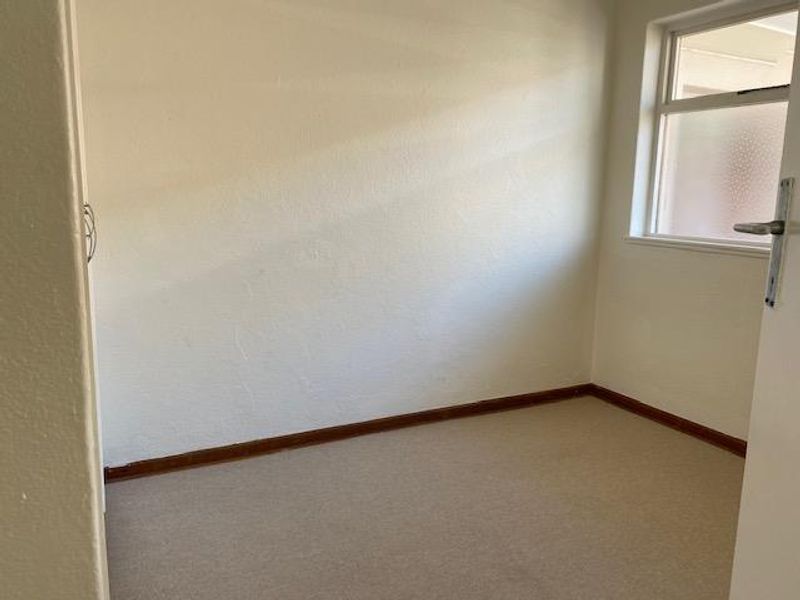 UNFURNISHED 2 Bedroom Apartment in security complex - Photo 8