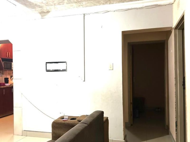 Spacious 3-Bedroom Home in Brackenham Complex - Photo 2