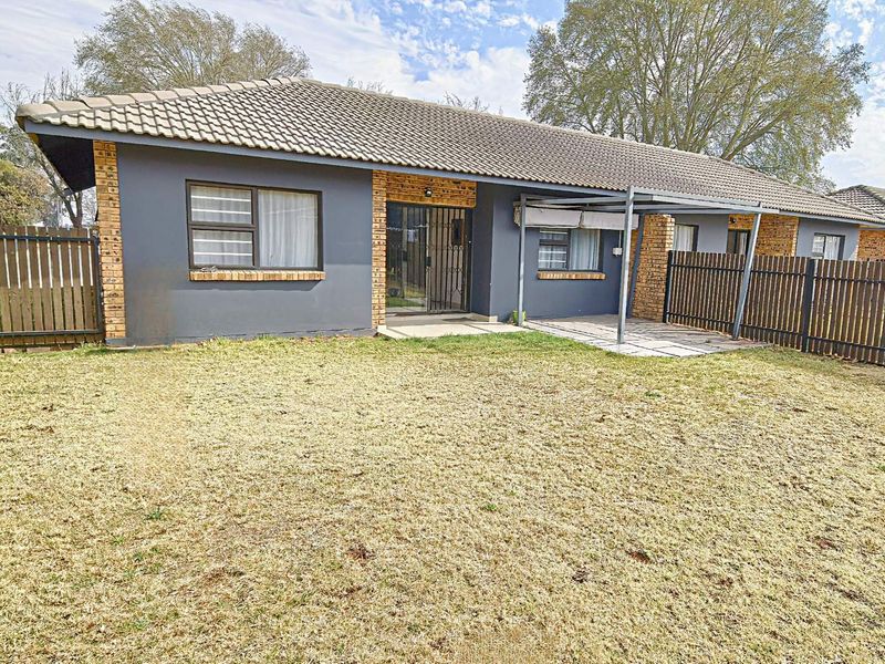 Pet-Friendly 3-Bedroom Simplex Townhouse - Photo 3