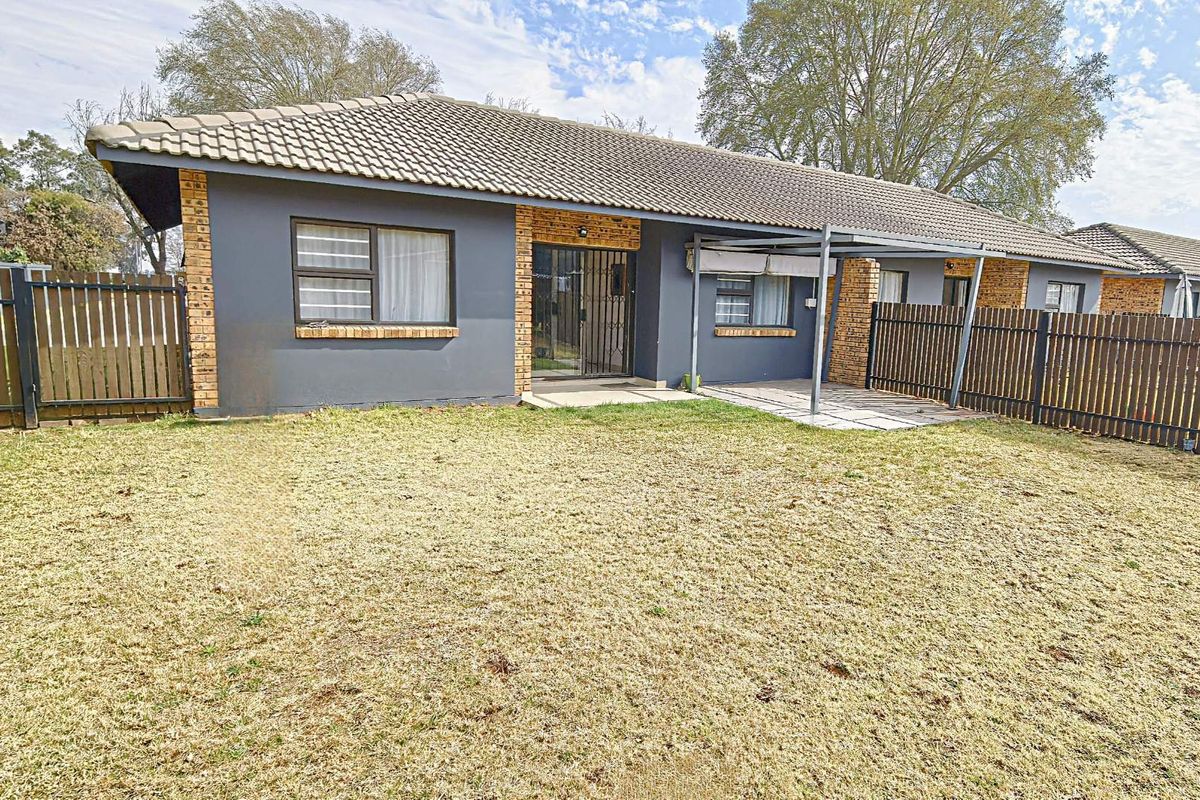 Pet-Friendly 3-Bedroom Simplex Townhouse - Photo 3