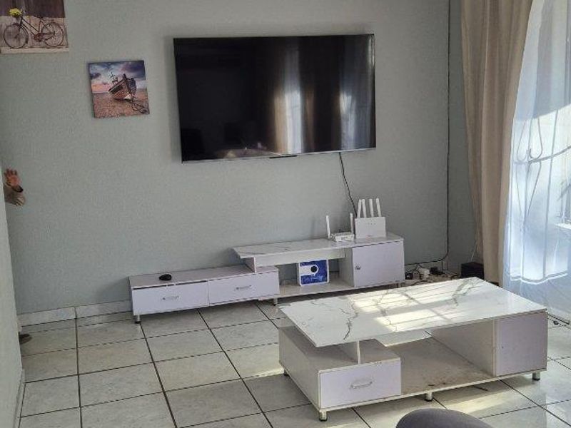 3 bedroom House to let in Lombardy West - Photo 4