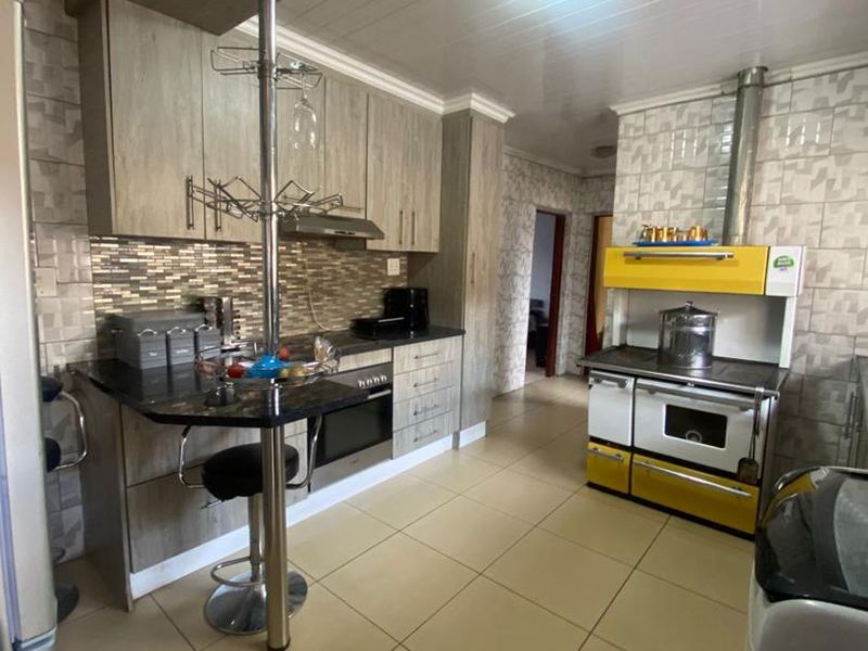 Three bedroom home for sale - Photo 2