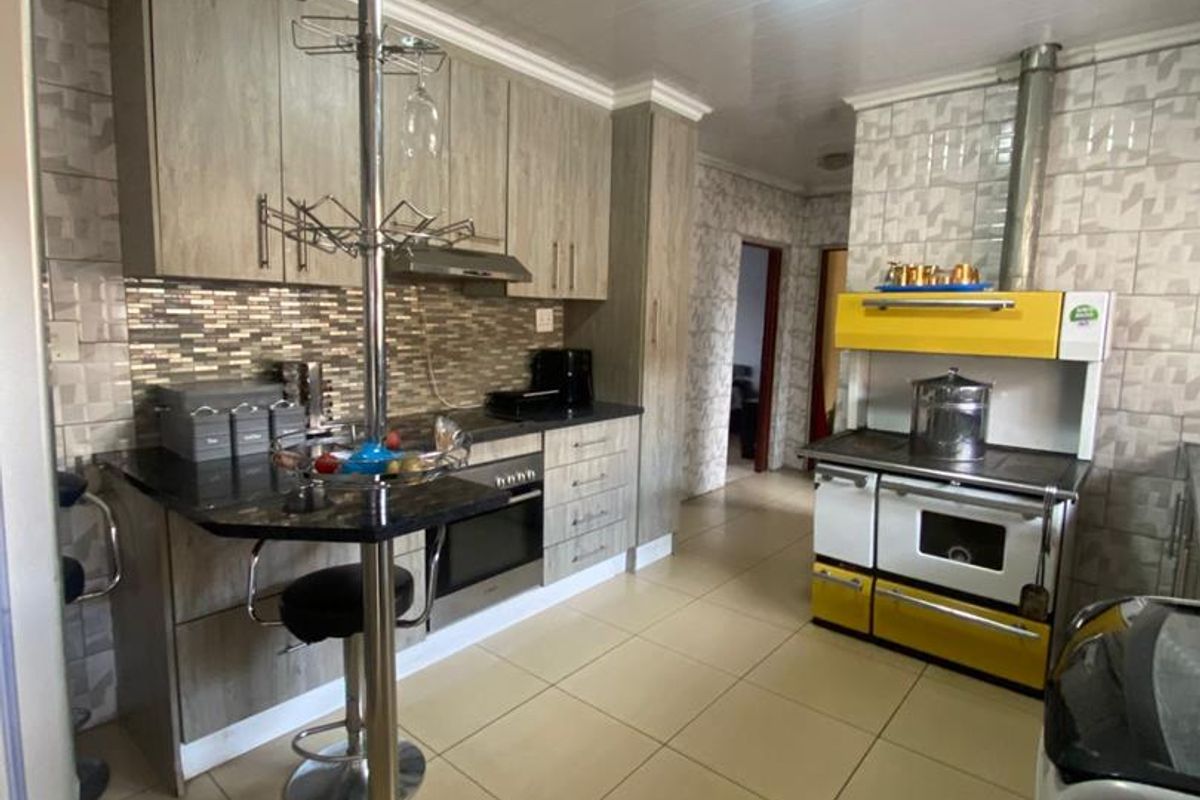 Three bedroom home for sale - Photo 2