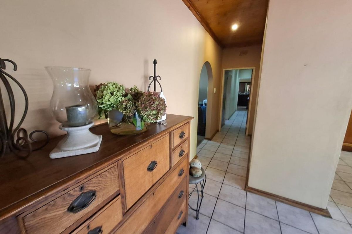 Where family living meets effortless entertaining - In the heart of Kanonkop - Photo 3