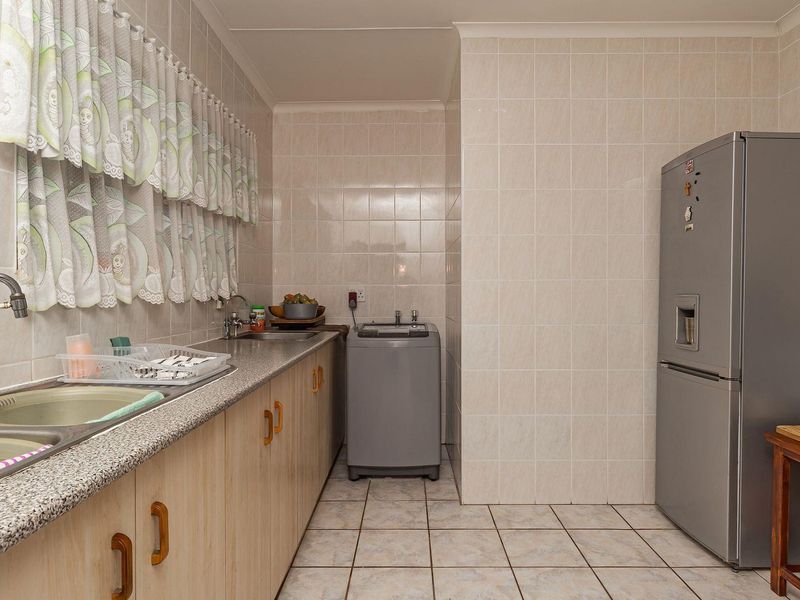 Spacious 3 Bedroom house in Fraaiuitsig on the Garden Route - Photo 9