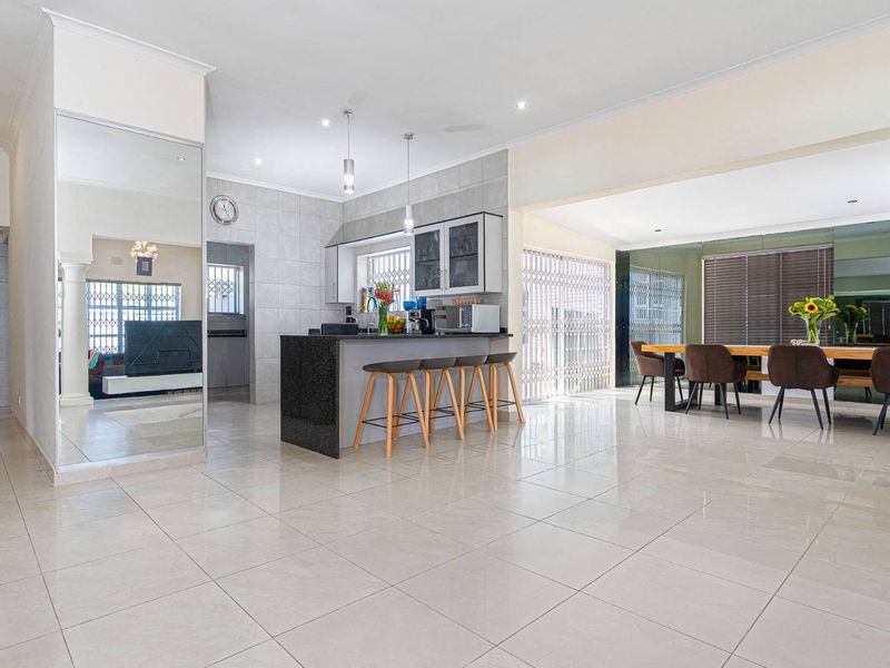 A Prestigious Rondebosch East Gem – Contemporary Elegance on a 620sqm Erf - Photo 4