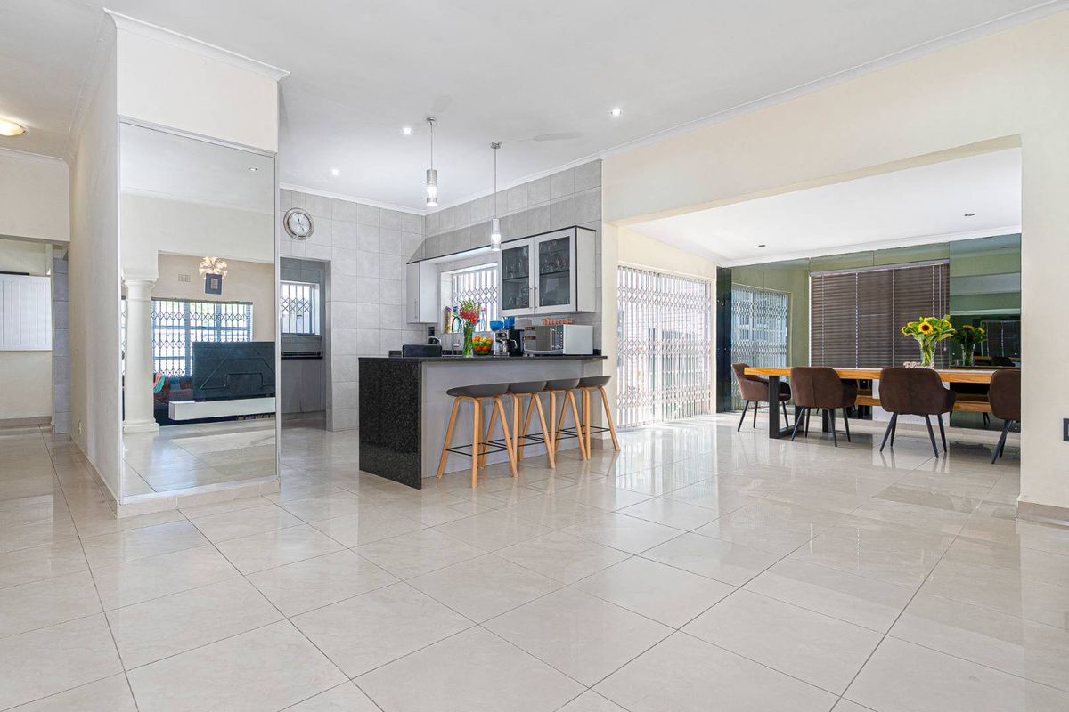 A Prestigious Rondebosch East Gem – Contemporary Elegance on a 620sqm Erf - Photo 4