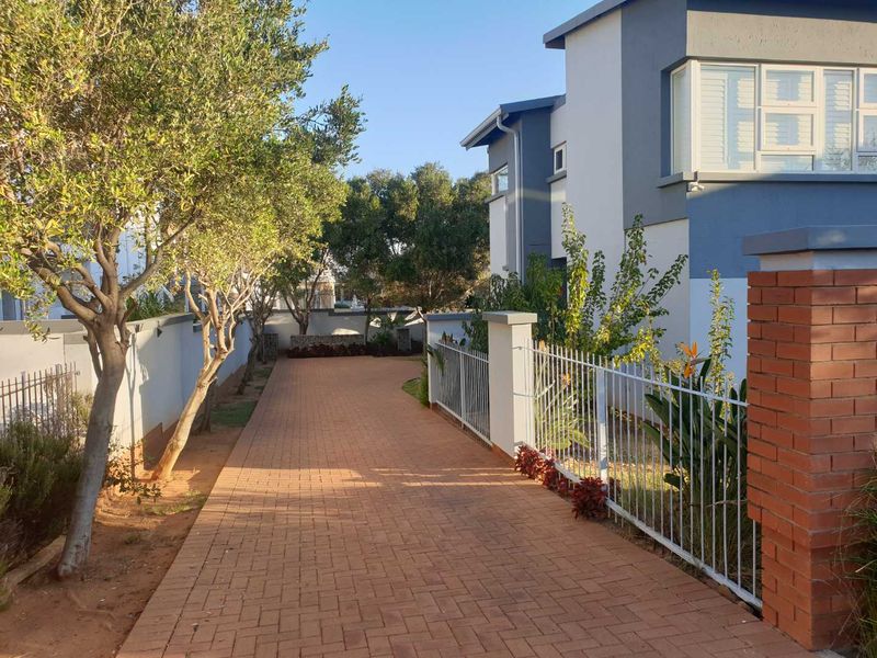 Beautiful 4 Bedroom House in Tranquil settings - Photo 6