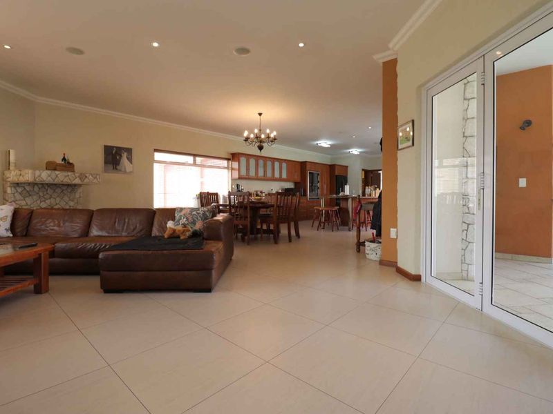 Luxury Family Home with Heated Indoor Pool, Sauna, and Private Garden - Rössmund, Namibia - Photo 4