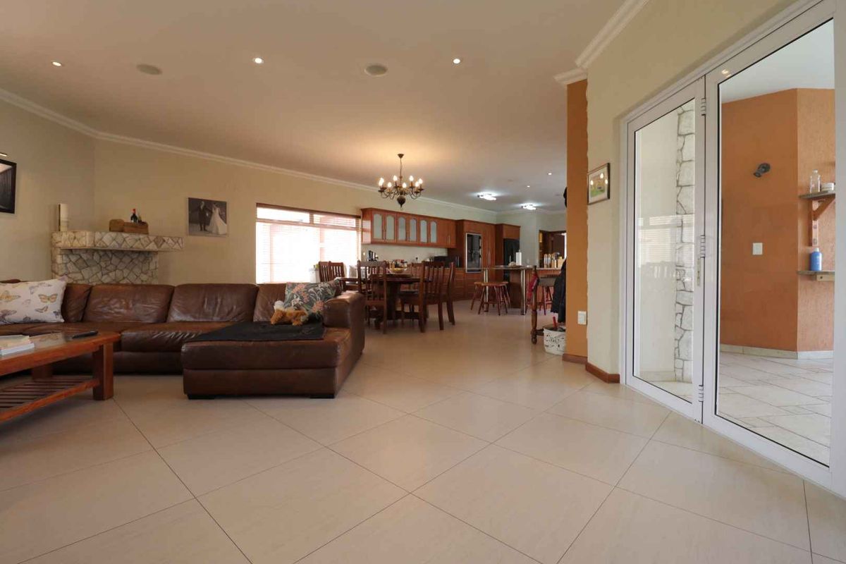 Luxury Family Home with Heated Indoor Pool, Sauna, and Private Garden - Rössmund, Namibia - Photo 4