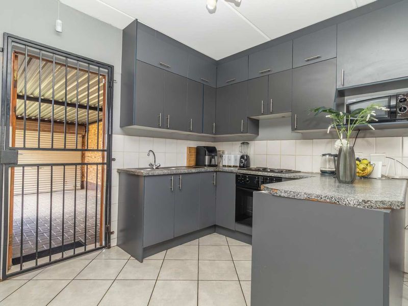 Serenity, Security, and Style in One Perfect Package. Pet-Friendly Oasis with Private Garden Awaits - Photo 8