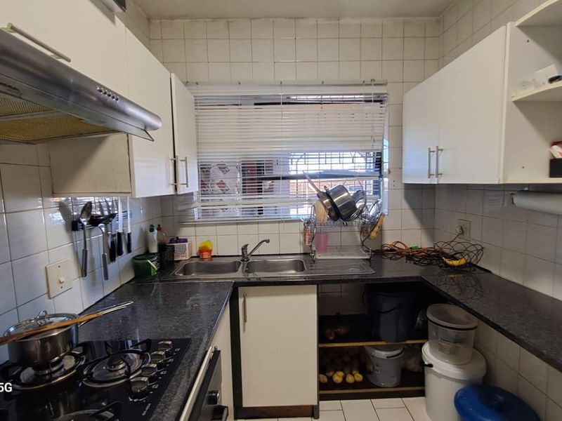 2 Bedroom Groundfloor Apartment with Carport in Secure Complex - Photo 8