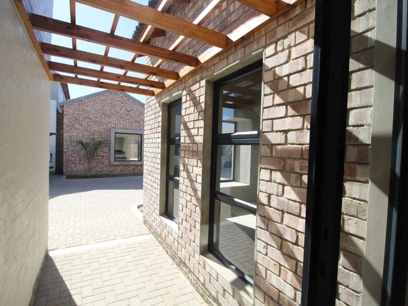 Brand new townhouse to let in complex - Photo 7