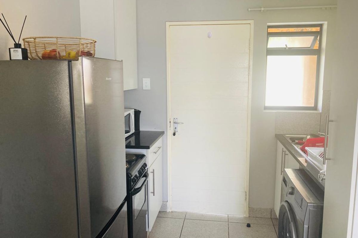 Modern Apartment Ground Floor Eagles@Riverside-R575 000 !! - Photo 4