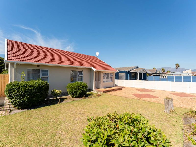 Spacious Family Home with Large Grounds in Montague Gifts, Lotus River - Photo 2