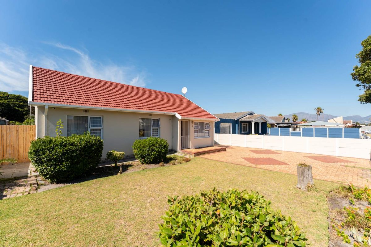 Spacious Family Home with Large Grounds in Montague Gifts, Lotus River - Photo 2