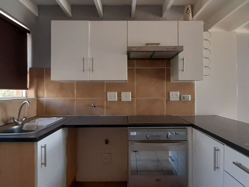 Spacious 2 bed, 1 bath loft apartment available in Lonehill - Photo 5