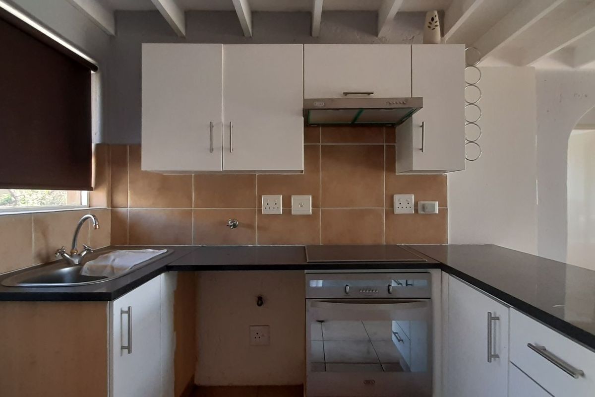 Spacious 2 bed, 1 bath loft apartment available in Lonehill - Photo 5