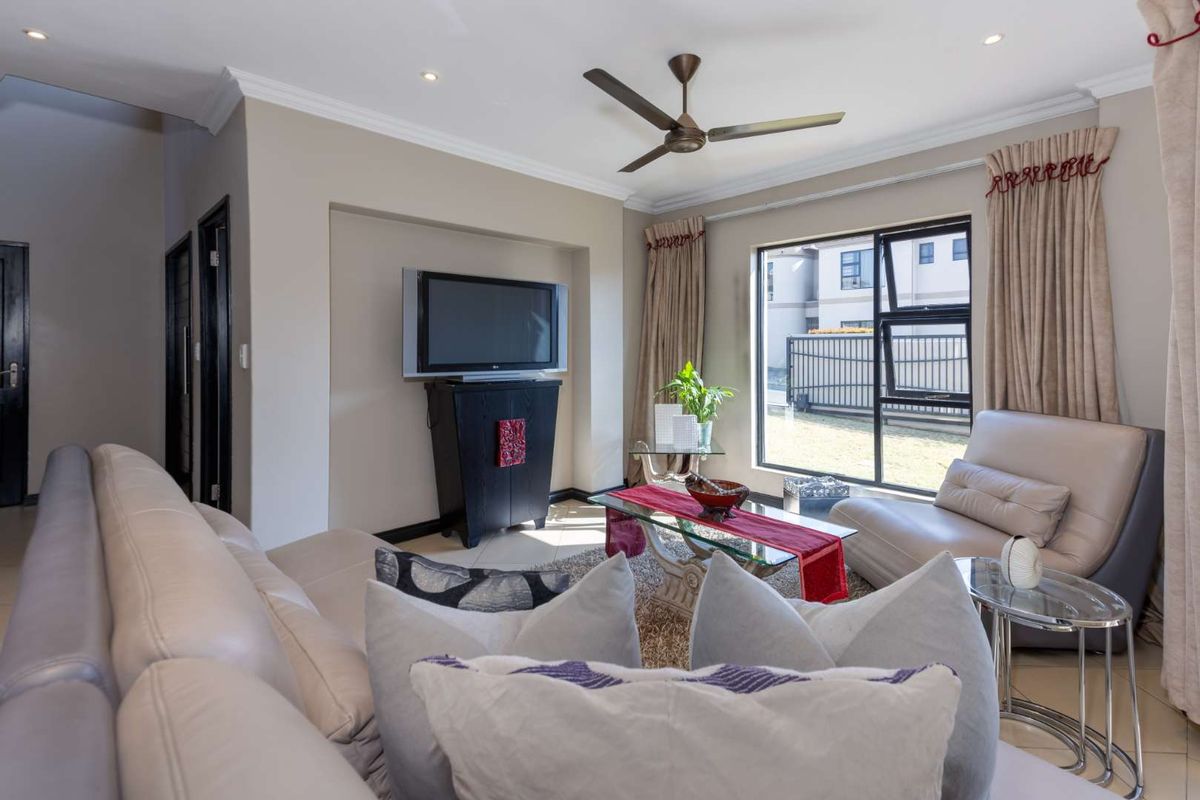 DELIGHTFUL DUPLEX LIVING IN THE HEART OF NORTHRIDING - Photo 2
