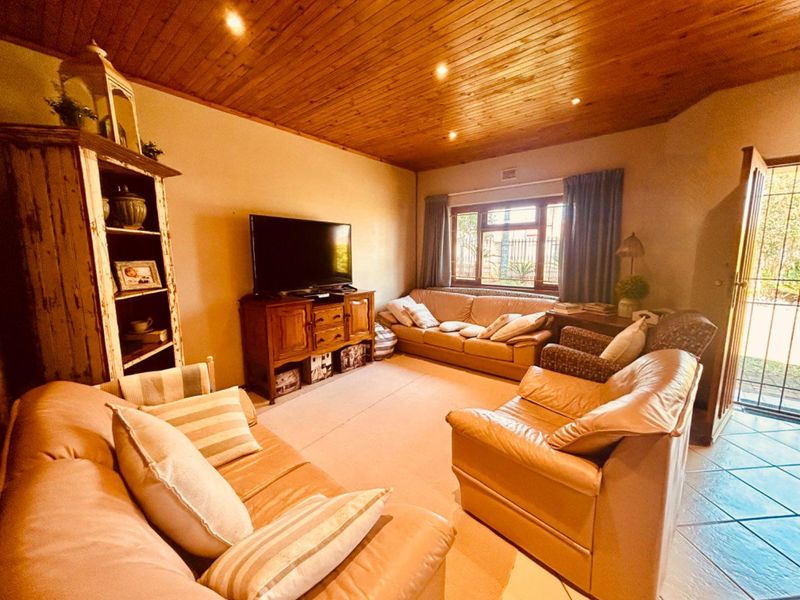Beautiful 3 bedroom house with a flat - Photo 3