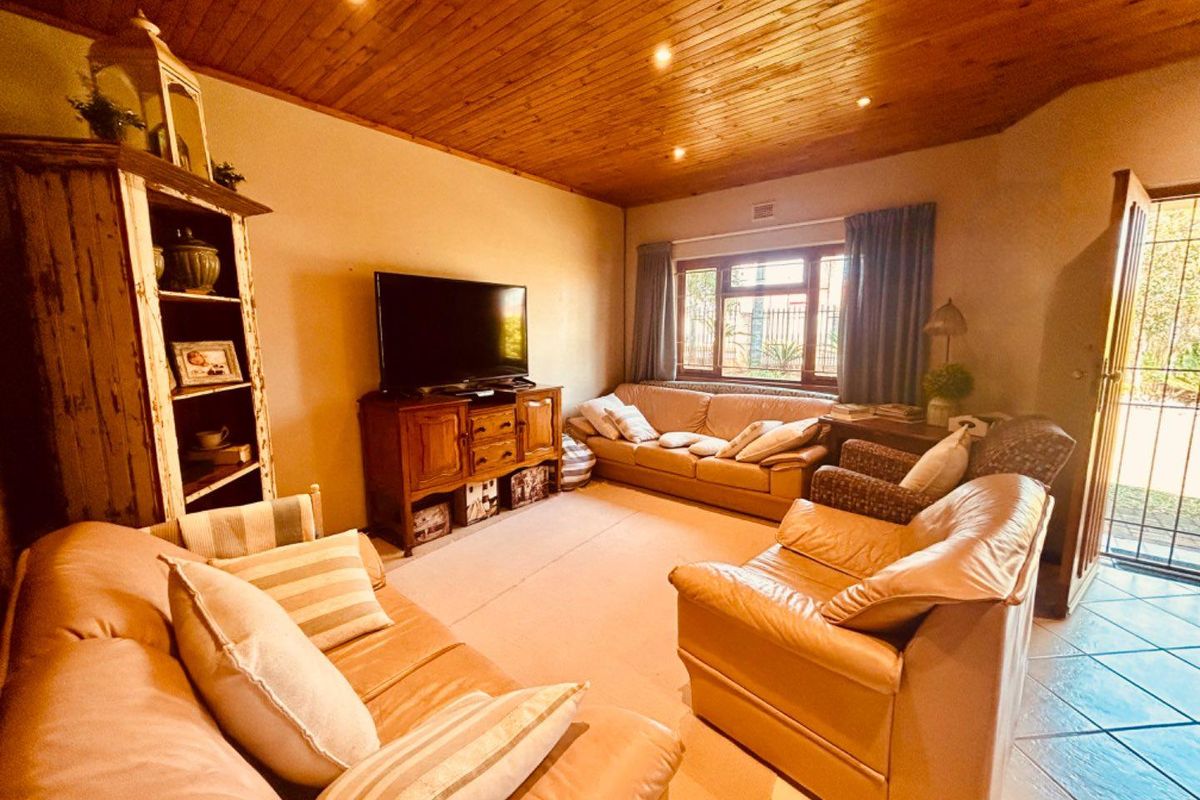 Beautiful 3 bedroom house with a flat - Photo 3