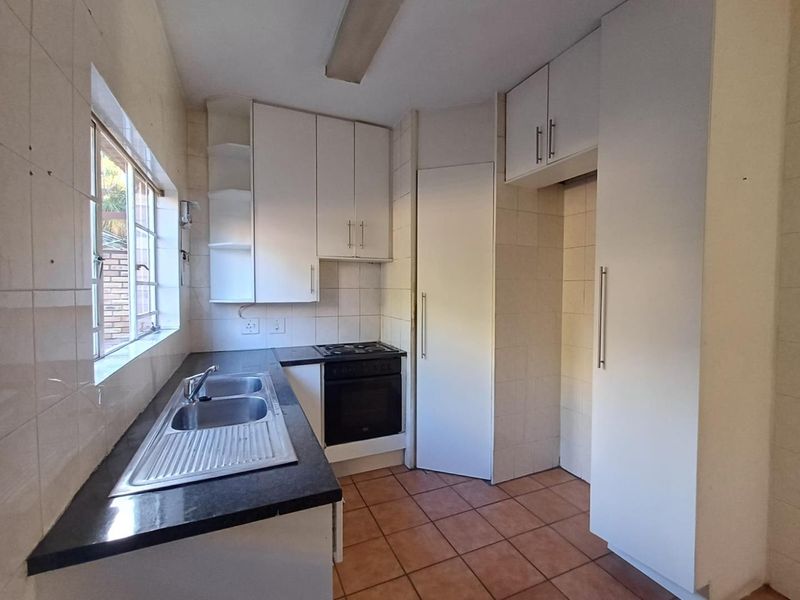 Charming Duplex Living in Sought-After Bromhof – Perfect for Families - Photo 8