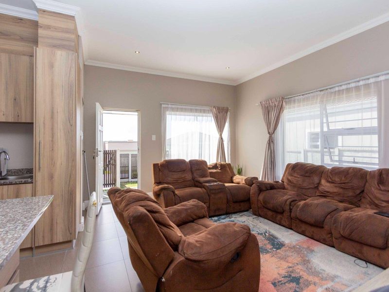 Secure 3 bedroom unit for sale in The Ridge, Parsonsvlei - Photo 6