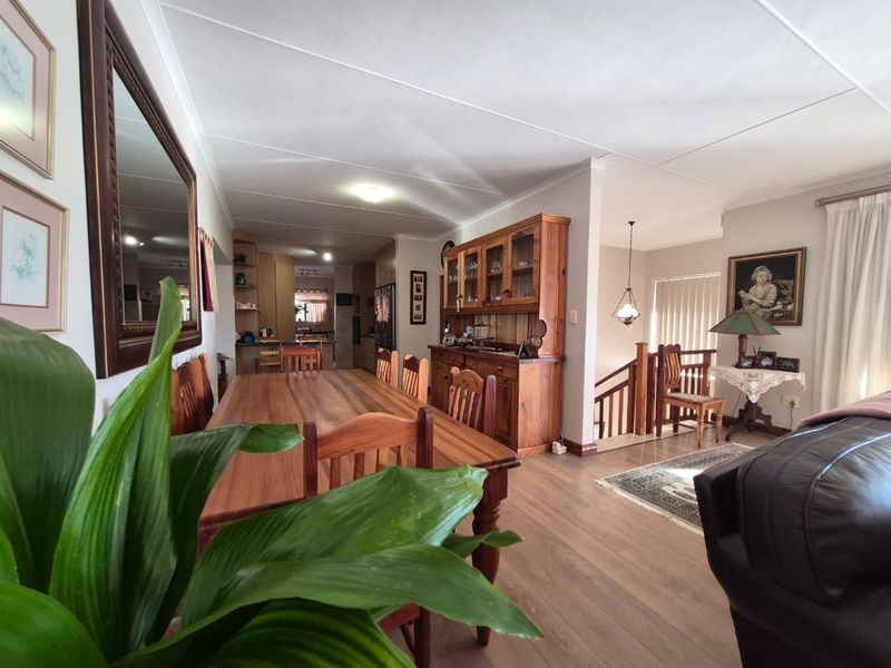 Immaculate and spacious 3-bedroom home, featuring a separate 1-bedroom flatlet for sale in Fraaiuitsig. - Photo 1